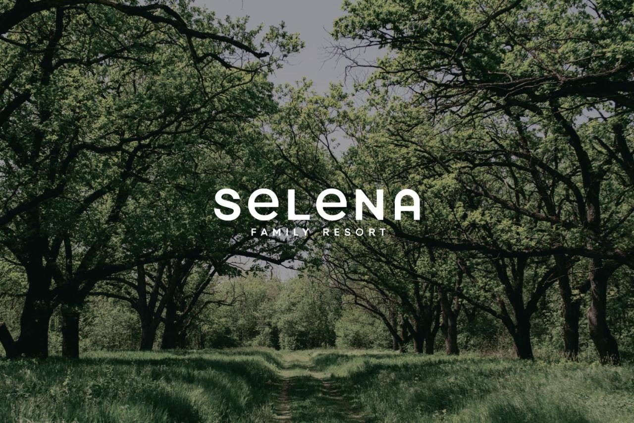 Selena Family 4*